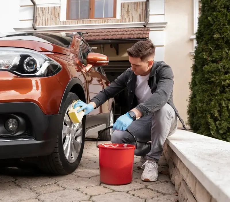 Lavage auto à domicile Tourville-les-Ifs : professionnel intervenant sur un véhicule